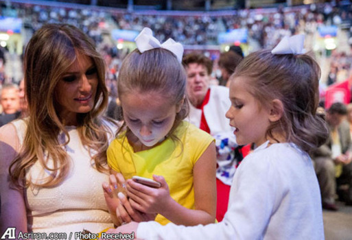  ملانیا در جریان مناظره نامزدهای جمهوریخواه در کلیولند (6 آگوست 2015) با دو دختر تد کروز یکی دیگر از نامزدهای جمهوریخواه در حال گفت و گو است 