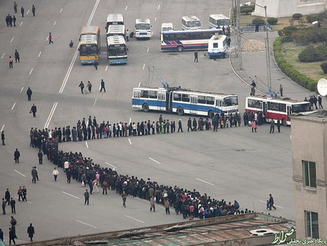صف طولانی اتوبوس در کره شمالی