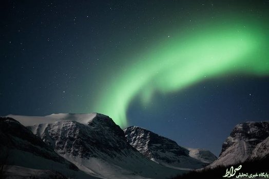 تصویری که در آن می توان نور ستارگان قطبی را در شب مشاهده کرد