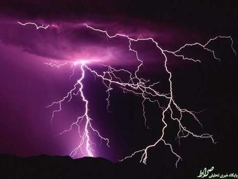 تصویر آخر مربوط به رعد و برق در توفان سهمگین برف آمریکا است که رنگ خارق العاده ای در آسمان بوجود آورده است