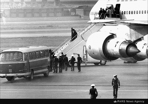 1 -آیت‌الله سید‌مرتضی پسندیده برادر امام خمینی پس از دیدار با ایشان از هواپیما خارج می‌شود. 12 بهمن1357