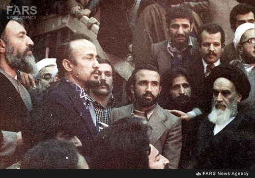 3- سالن فرودگاه مهرآباد تهران.لحظاتی که سرود «خمینی ای امام»در حضور رهبر کبیر انقلاب اجرا شد.