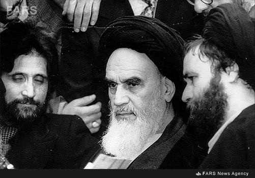  4 -سالن فرودگاه مهرآباد تهران. لحظاتی که متن خیر مقدم به امام خمینی قرائت می‌شد