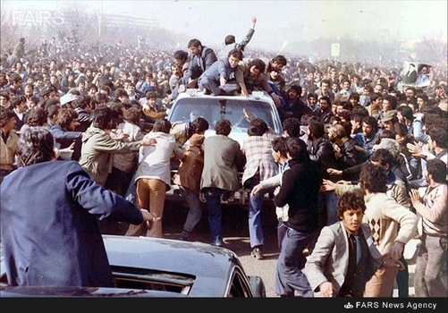 5‌-‌عزیمت امام‌خمینی از فرودگاه مهرآباد به سوی بهشت زهرا در میان استقبال میلیونی مردم