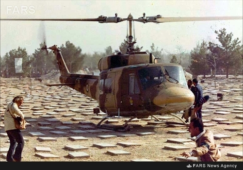 7- فرود آمدن هلیکوپتر حامل امام خمینی(ره) در بهشت زهرای تهران در میان میلیون ها نفر استقبال کننده