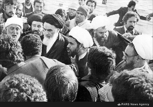 8 -لحظات اولیه خروج امام خمینی از هلیکوپتر در میان میلیون‌ها نفر استقبال کننده