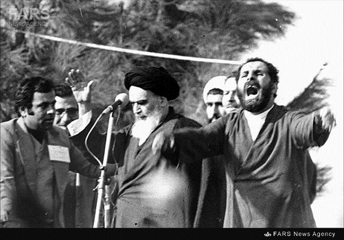 9 - لحظات اولیه استقرار امام خمینی در جایگاه سخنرانی در بهشت زهرای تهران