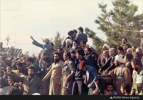 10- لحظات اولیه استقرار امام خمینی در جایگاه سخنرانی در بهشت زهرای تهران