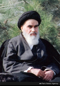 11- لحظات اولیه استقرار امام خمینی درجایگاه سخنرانی در بهشت زهرای تهران