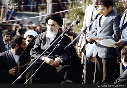 12- قرائت قرآن درحضورامام خمینی در بهشت زهرای تهران