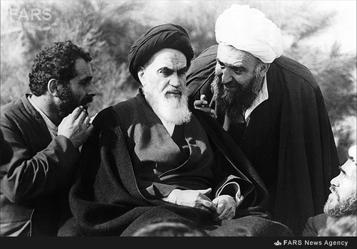 13-آیت‌الله محی‌الدین انواری و حجت‌الاسلام ناطق‌نوری در گفت‌وگو با امام خمینی در لحظات اولیه استقرار در جایگاه سخنرانی در بهشت زهرای تهران