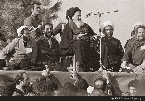 14-امام خمینی در حال ایراد سخنرانی تاریخی در بهشت زهرا