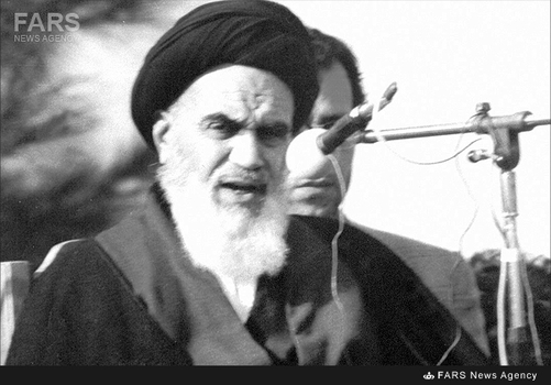 15- امام خمینی در حال ایراد سخنرانی تاریخی در بهشت زهرا