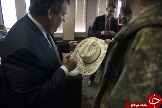 روی کلاه کابویی امضا کنید.  هرچقدر این کار را انجام دهید، باز هم کم است.