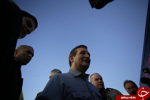 به عکاسهایی که از زاویه پایین از شما عکس می گیرند، نگاه کنید.