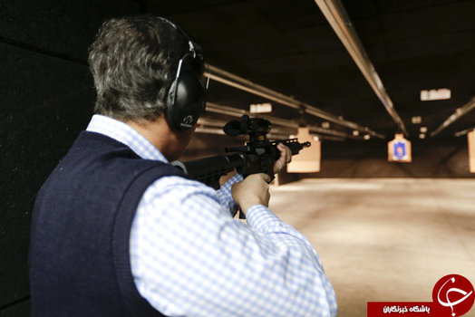 جلیقه آبی بر تن کنید و لوازم تیراندازی داشته باشید.