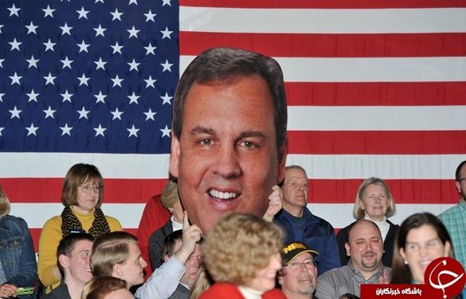 تصاویر کاغذی بزرگی از صورت خود میان طرفداران پخش کنید.