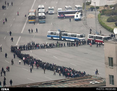 صف سوار شدن به اتوبوس در پیونگیانگ