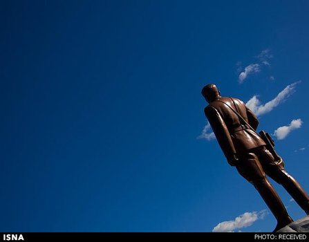 رهبران کره شمالی در جایگاهی خداگونه قرار دارند و پرستیده می شوند، کره شمالی از چنین عکسهایی از مجسمه رهبرانش استقبال نمیکند