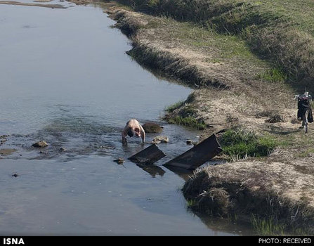 مردم برای حمام کردن از آب رودخانه استفاده میکنند