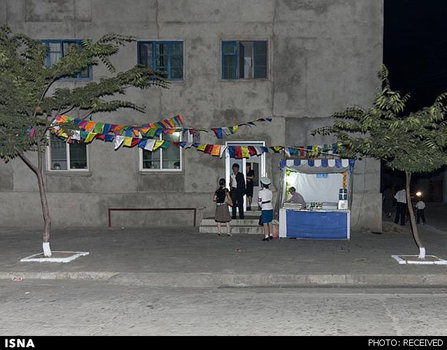 از عکاس خواسته شده بود که از بهکار بردن فلش در عکاسی خودداری کند تا مردم را نترساند