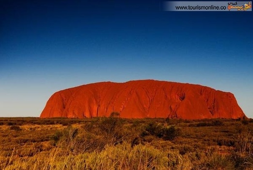 صخره آیرز یا اولورویکی از بزرگترین صخره های جهان است که در استرالیا قرار گرفته و به هنگام غروب و حرکت ابرها رنگ نارنجی و قرمزی به خود می گیرد.