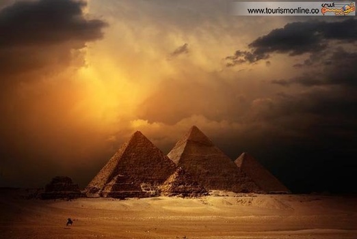 اهرام مصر هنگامی که با غروب می پیوندند باشکوه تر به نظر می رسند.
