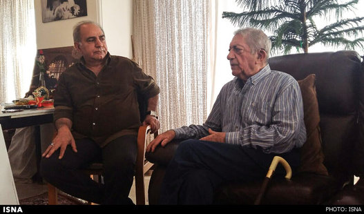 (بالا) پرویز پرستویی در منزل عزت الله انتظامی