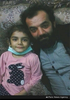 شهید مرتضی کریمی در کنار فرزندش