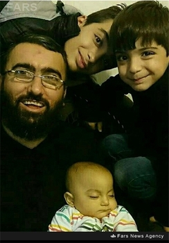 شهید حجت اسدی در کنار فرزندانش