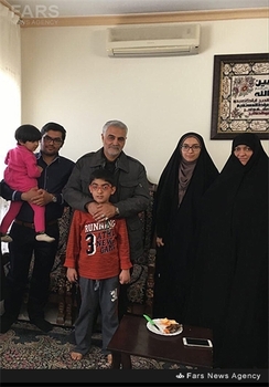 فرزندان شهید بادپا در کنار حاج قاسم سلیمانی