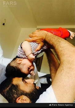 شهید عبدالصالح زارع در کنار فرزندش