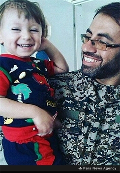 شهید مهدی علیدوست در کنار فرزندش