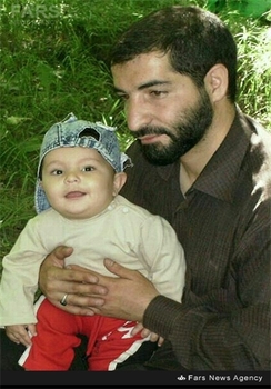 شهید محسن فانوسی در کنار فرزندش