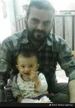 شهید سجاد دهقان در کنار فرزندش