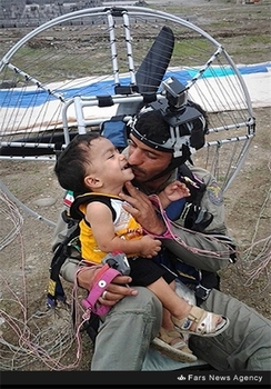 شهید روح الله عمادی در کنار فرزندش