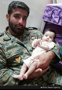 شهید مهدی ثامنی در کنار فرزندش