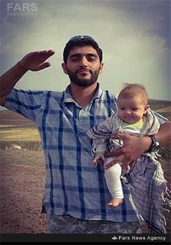 شهید محمود بیضایی در کنار فرزندش