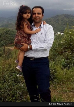 شهید امیر علی هیودی در کنار فرزندانش