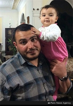 شهید اینانلو در کنار فرزندش