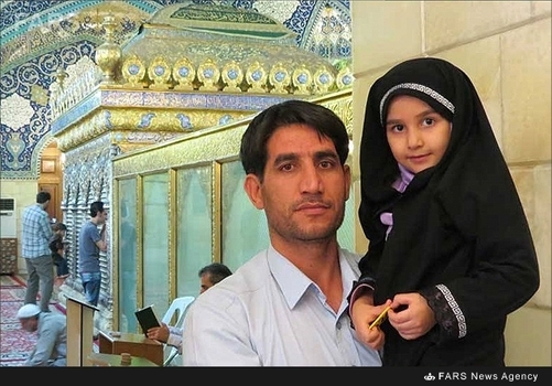 شهید علی کنعانی در کنار فرزندش