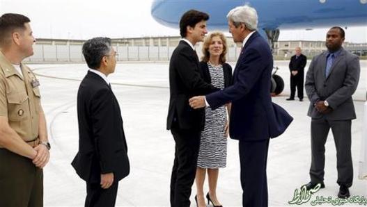 دست دادن جان کری با جک شلوسبرگ، پسر کارولین کندی، سفیر امریکا در ژاپن و نوه جان اف کندی