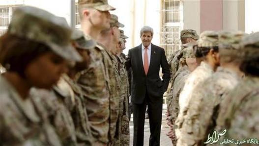 جان کری در میان سربازان پایگاه هوایی - دریایی ژاپن در شهر ایواکونی