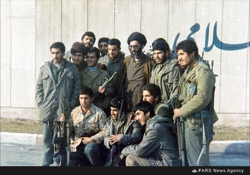 2.آیت‌الله‌خامنه‌ای در جمع عده‌ای از پاسداران انقلاب اسلامی - 1358