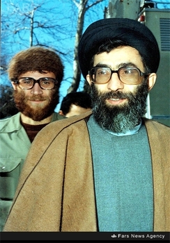 6.شهید محمد بروجردی در کنار آیت‌الله‌خامنه‌ای از فرماندهان سپاه پاسداران انقلاب اسلامی ـ 1358