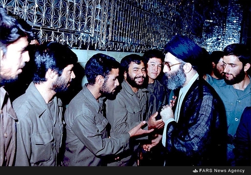 7. آیت‌الله خامنه‌ای در دیدار با عده‌ای از پاسداران انقلاب اسلامی درحرم رضوی(ع) ـ 1363