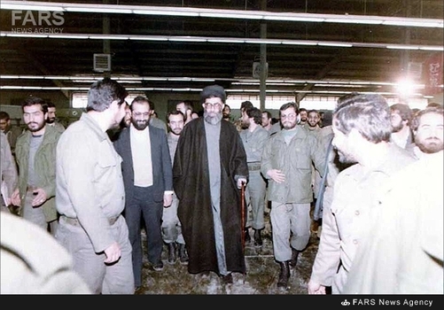 11.بازدید آیت‌الله خامنه‌ای از کارخانه اسلحه سازی حدید ِ سپاه پاسداران انقلاب اسلامی-1364