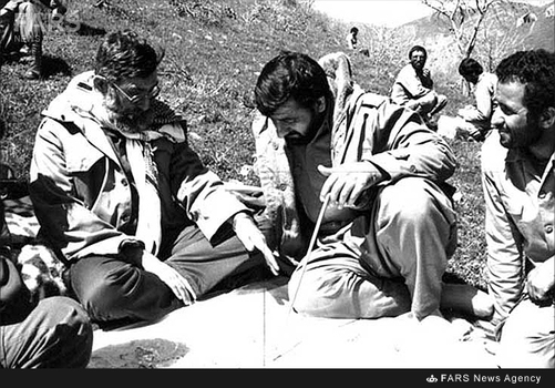 13. محسن رضایی در کنار آیت‌الله خامنه‌ای در یکی از محورهای جنگ در دوران دفاع مقدس- 1366