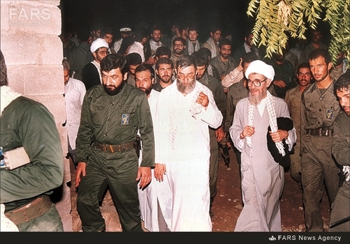 14.آیت الله خامنه ای به اتفاق آیت الله مشکینی در یکی از قرارگاههای سپاه دردوران دفاع مقدس-1366