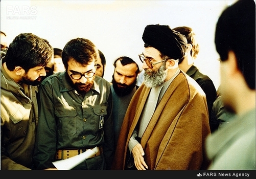 15. آیت الله خامنه ای دربازدید از یکی از مراکز سپاه پاسداران انقلاب اسلامی-1366